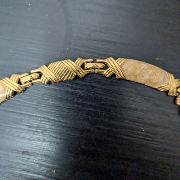 Vintage Monet Elegant Gold Tone Cream Enamel Necklace Choker - Picture 5 of 10